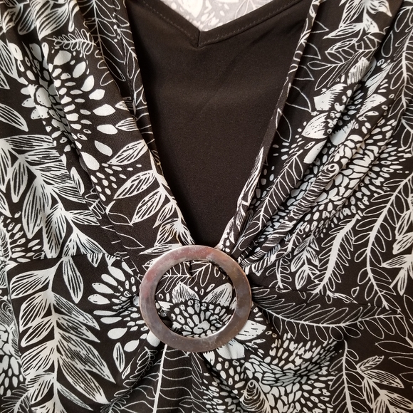 Cato Women's New Black w/ Green Floral Print Sleeveless Top Size Large NWT - Picture 4 of 7